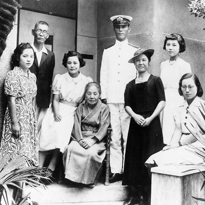 1943年8月　東京都中野の自宅前で。